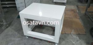 Khung bàn thao tác thép hộp đang được lắp ráp hoặc đã sơn hoàn thiện tại xưởng OSATA. Đặt Alt text: Khung bàn thao tác thép sơn tĩnh điện chịu lực]