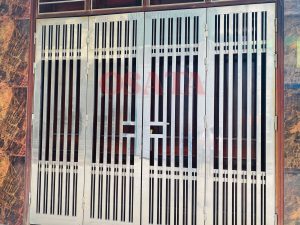 So sánh cửa cổng inox và cửa sắt.