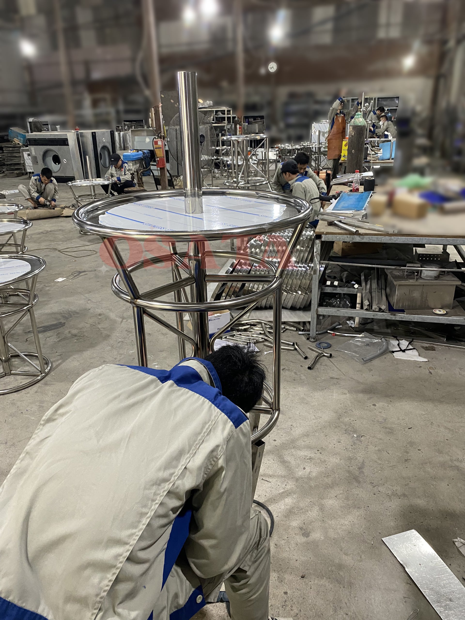 Quá trình sản xuất bàn bar tại xưởng sản xuất OSATA