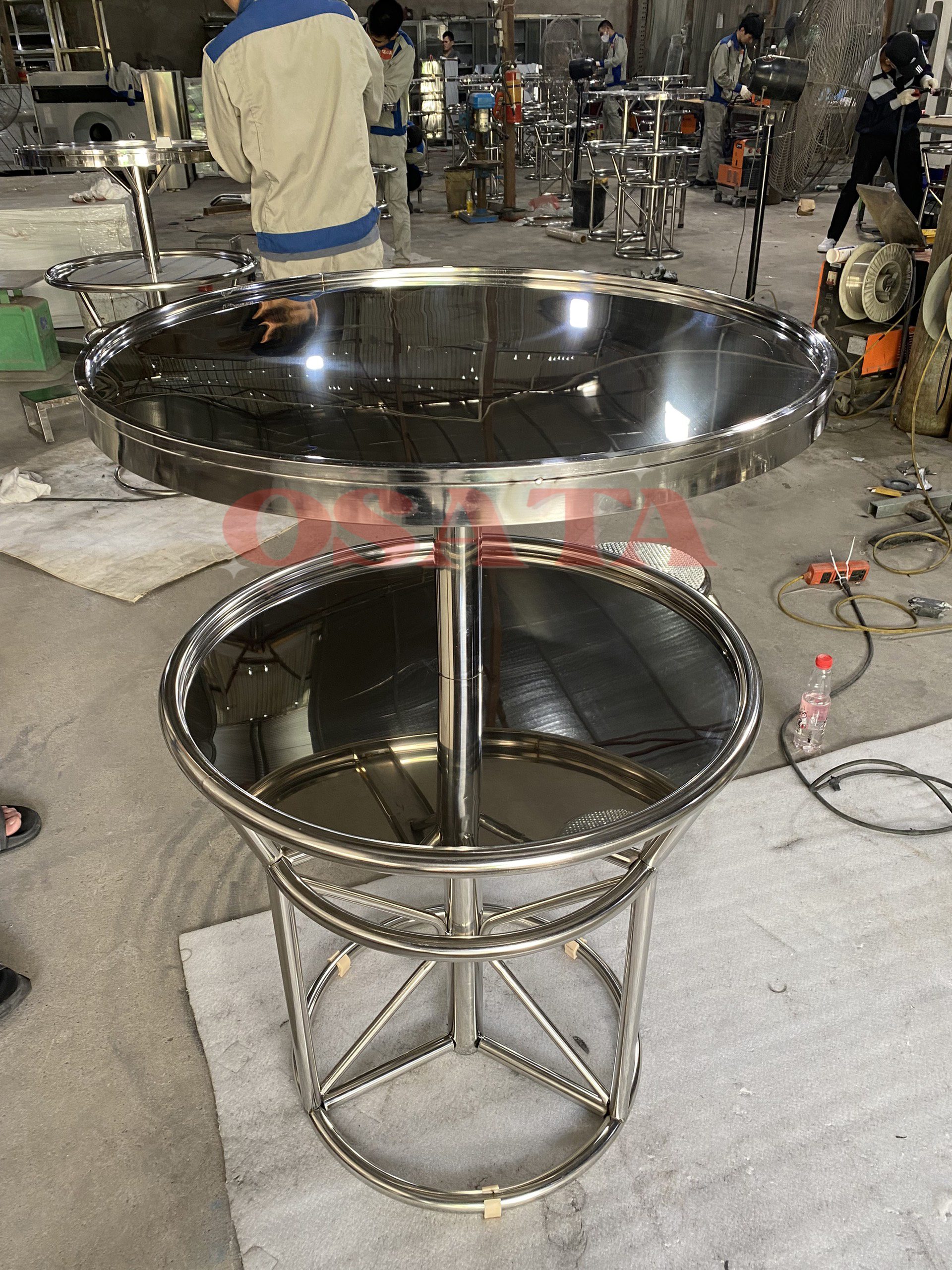 Bàn bar inox sáng bóng cho không gian quán bar thêm sang trọng