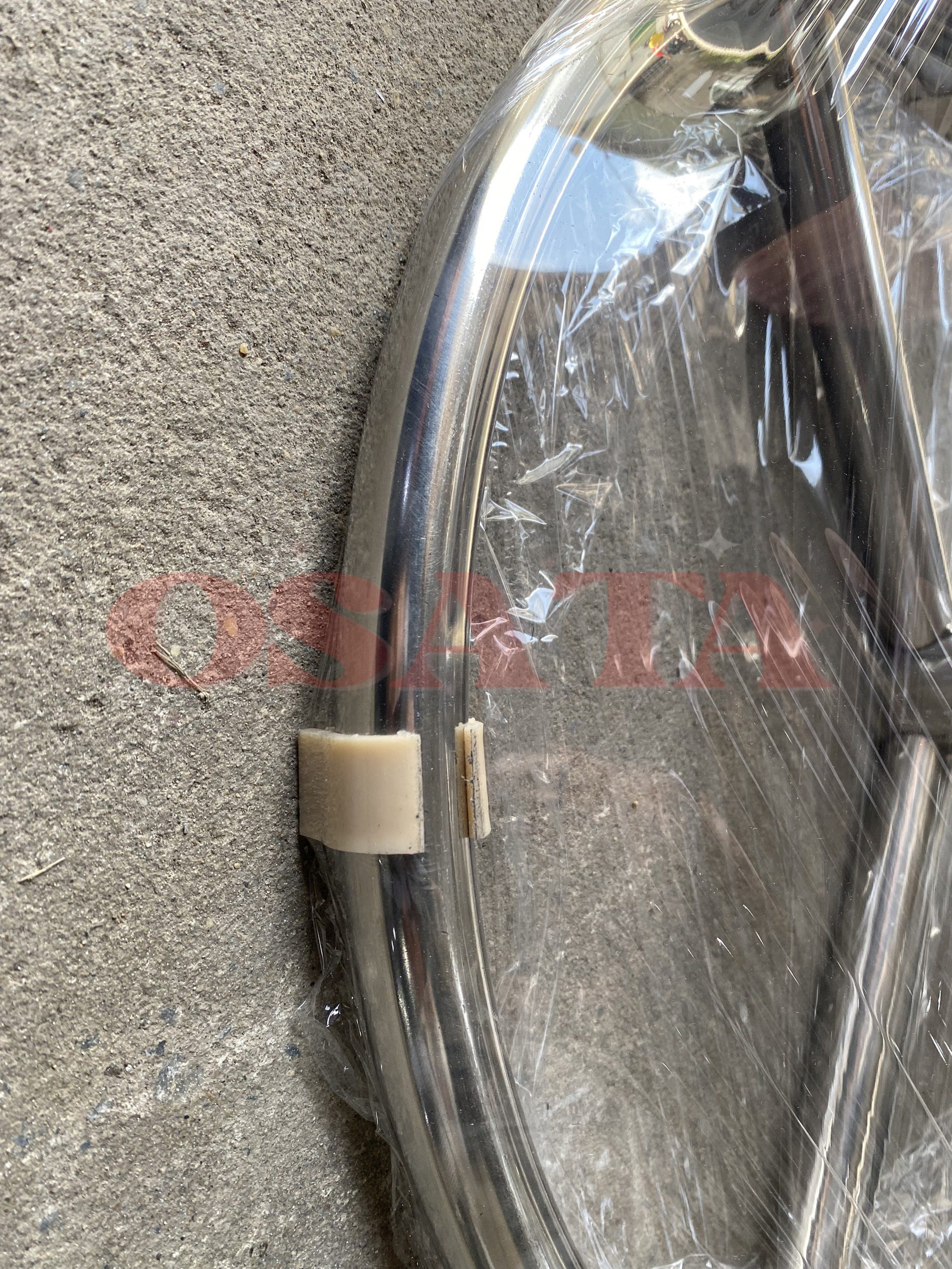 Chân bàn bar có thêm núm nhựa giúp tăng độ bám dính và thăng bằng